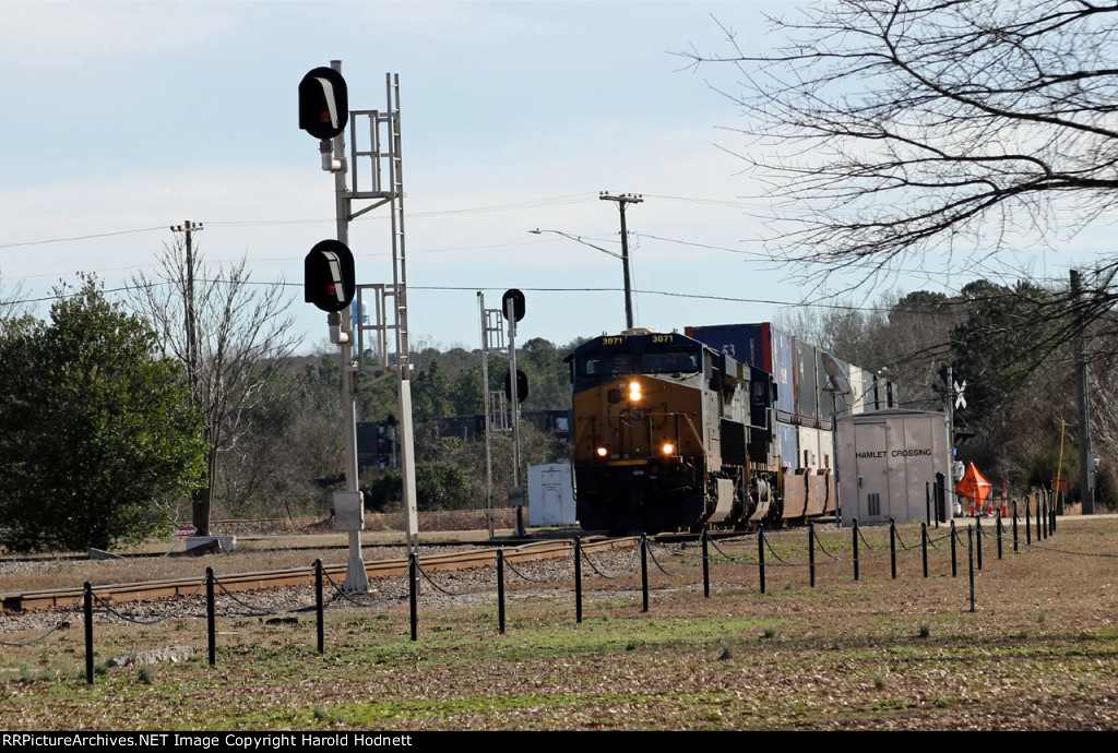 CSX 3071 leads train I038-08 across the diamonds